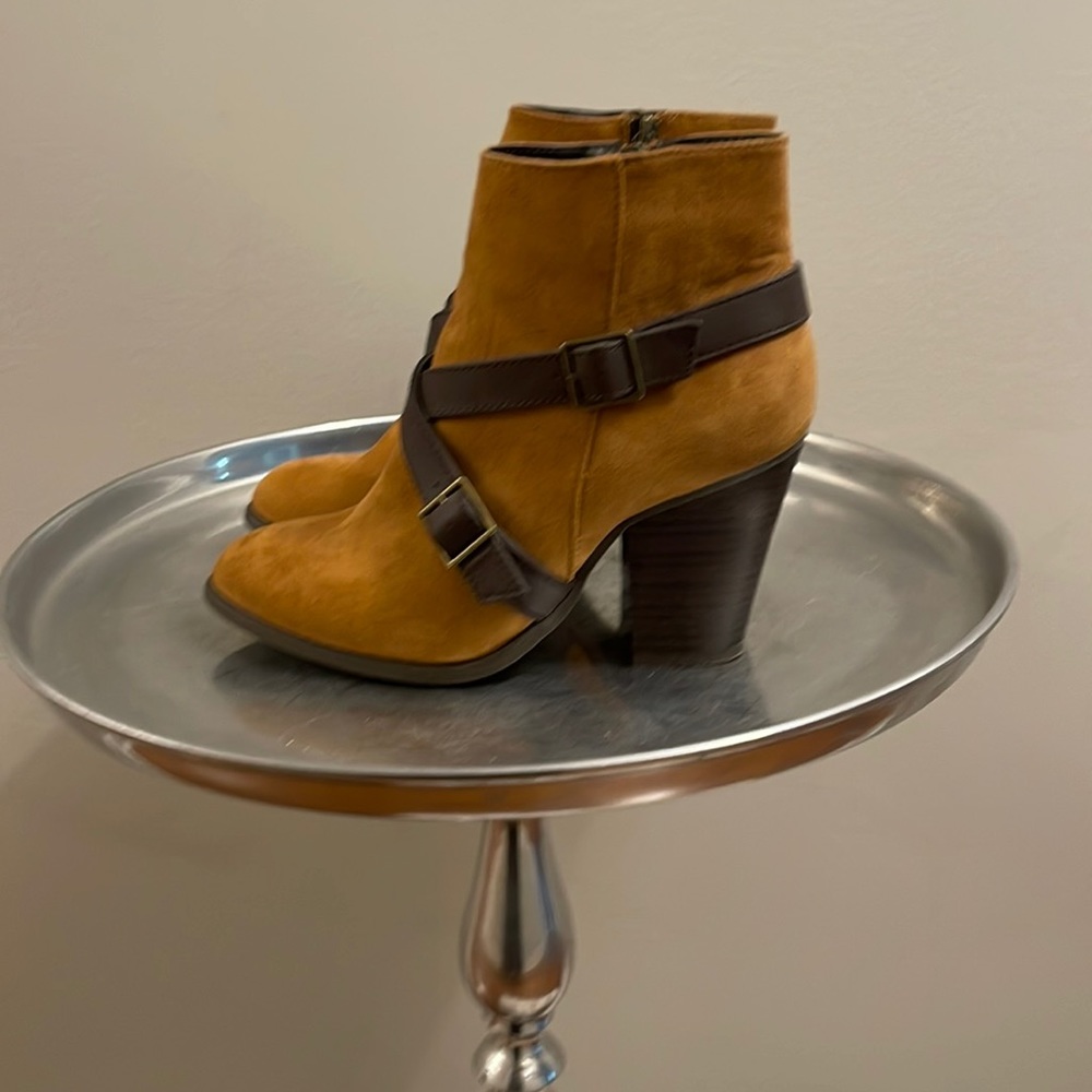 Barely worn tan with brown trim boots. Size 7!